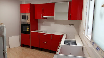 Cocina a medida moderna en color rojo 