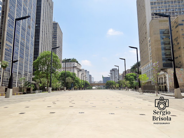 Vista ampla com visão de "piso" do "revitalizado" Vale do Anhangabaú no Centro