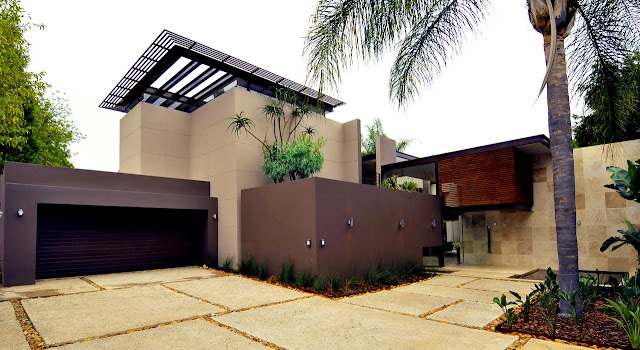 Picture of the house as seen from the driveway