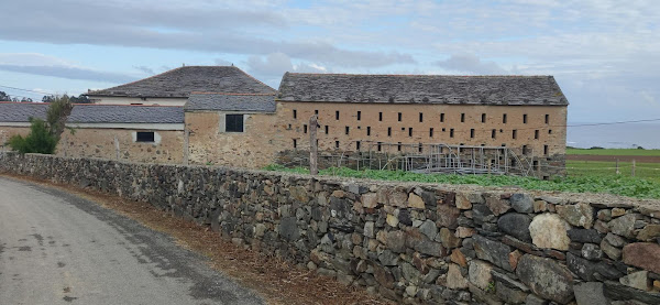 Graneros con saeteras propios del occidente de Asturias