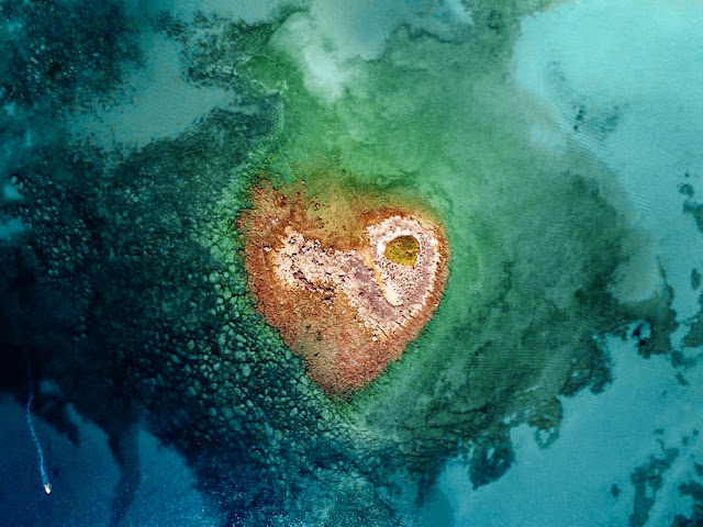 isola a forma di cuore scoglio italia