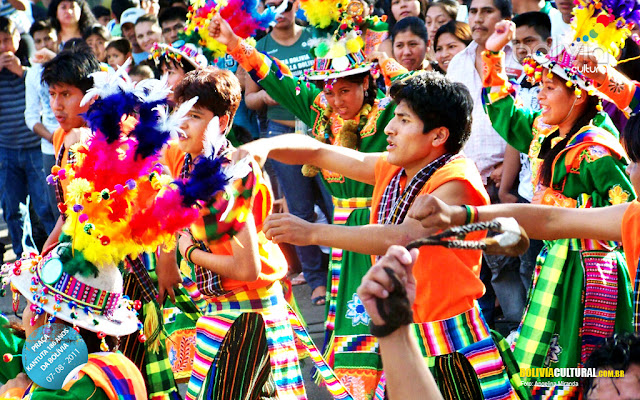 Festa típica da área de La Paz, a Alasitas tem atraído bolivianos de todas as regiões do país – e o mesmo acontece quando é realizada no exterior. E a cidade de São Paulo, que abriga uma grande comunidade boliviana, recebeu nesta terça (24) mais uma edição do evento, espalhado por quatro pontos da capital paulista.

Neste ano, a Alasitas aconteceu no Memorial da América Latina, no Parque Dom Pedro II, na rua Coimbra (região do Brás e ponto bastante identificado com a comunidade boliviana) e no bairro da Penha, na zona leste da cidade.