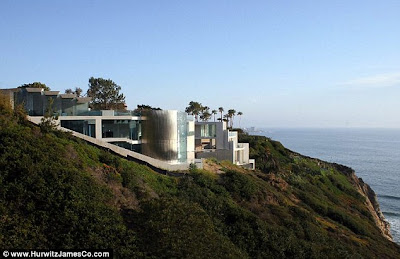 (America)  - Mansion made of glass in San Diego