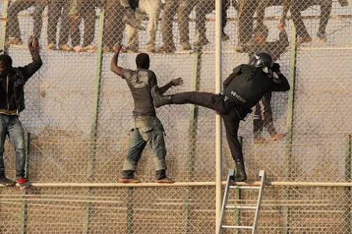 الناظور..مئات المهاجرين يقتحمون سياج مليلية بشكل عنيف فجر اليوم