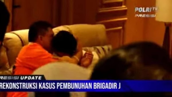 Bikin Mewek, Ini Momen Ferdy Sambo Peluk Putri Candrawathi di Adegen Rekontruksi