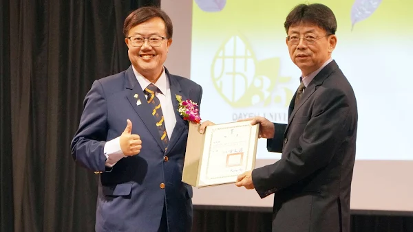 ▲大葉大學方文昌校長(右)頒發榮譽教授給傑出校友楊曜聰(左)。（記者林明佑翻攝）