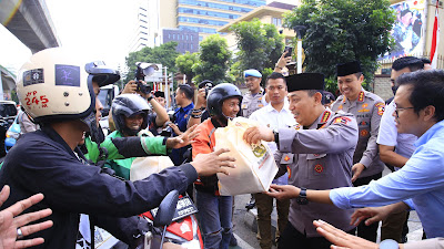 Masyarakat Antusias Saat Kapolri Turun Langsung Berbagi Takjil
