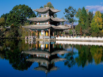 edificacion-estilo-asiatico-a-orillas-de-un-lago