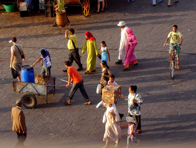 Ludzie na Jemaa El Fna w Marrakeszu