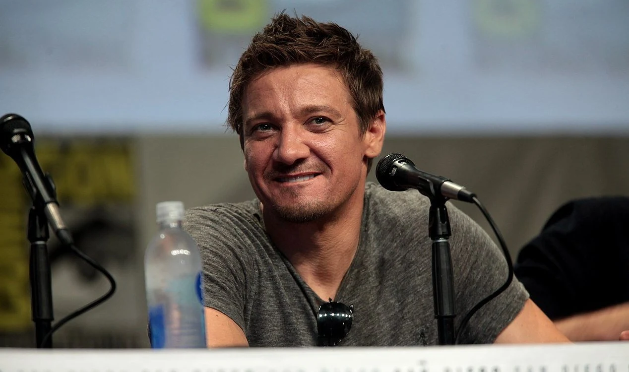 Jeremy Renner fala abertamente sobre sua experiência de quase morte.