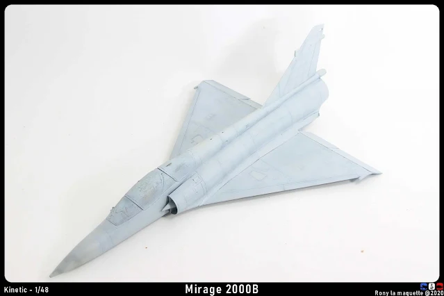 Réalisation de la peinture gris clair du Mirage 2000B.