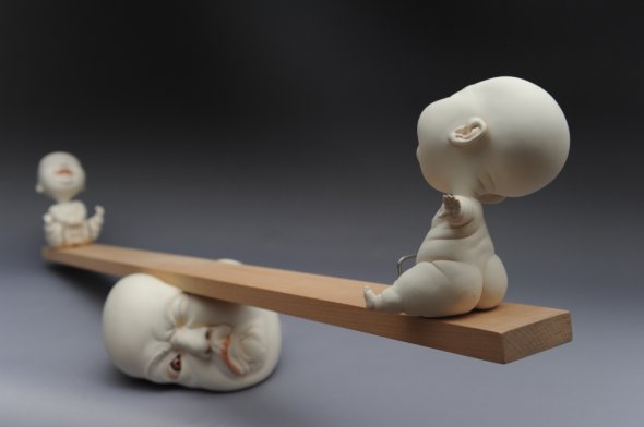 Johnson Tsang escultura cerâmica surreal bizarra bebês cabeçudos