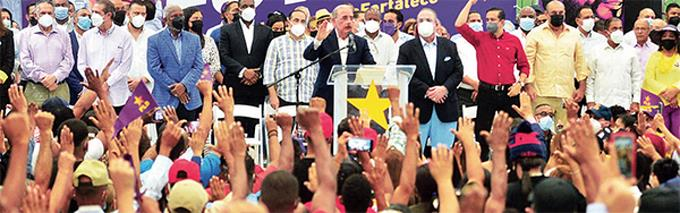 Danilo juramenta a 6,600 ingresan al PLD en Santiago