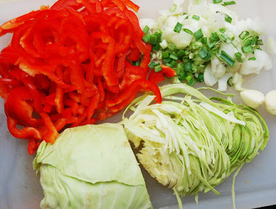 Chou pointu sauté aux poivrons, cébettes et noix de cajou