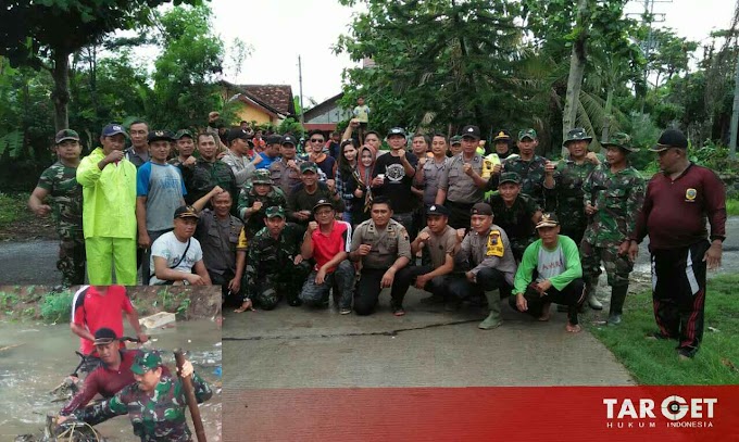 Soliditas TNI, Koramil Pati Kota Bersama TIM Gabungan Bersihkan Sungai Gilis