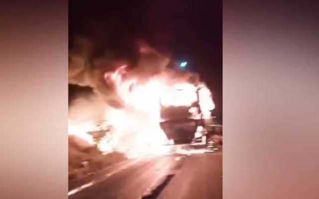 نوری آباد ایم نائن موٹروے پر مسافر بس میں آگ لگ گئی، 12 افراد جاں بحق