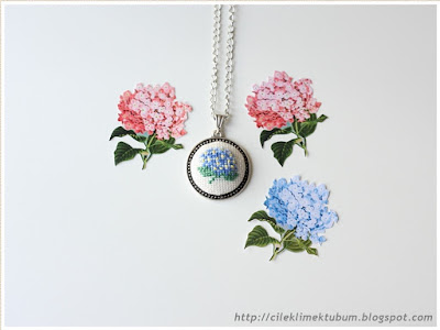 kanaviçe, kanavice, kanaviçe kolye, etamin kolye, cross stitch, crossstitch, handmade, el yapımı, el işi, kolye, hediye, hediyelik, takı, hobi, ortanca, Hydrangea, çiçek, diy, kendin yap, DIY, el yapımı, etamin, çarpı işi, 