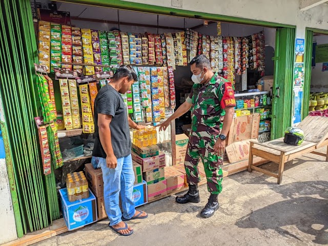 Babinsa Koramil 05/Weru Serda Waluyo, Datangi Kios Pasar Tawang