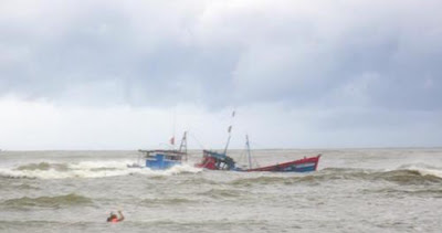 Hai tàu cá của ngư dân Nghĩa An (Quảng Ngãi) bị mắc cạn và sóng đánh chìm. Ảnh: Báo Quảng Ngãi