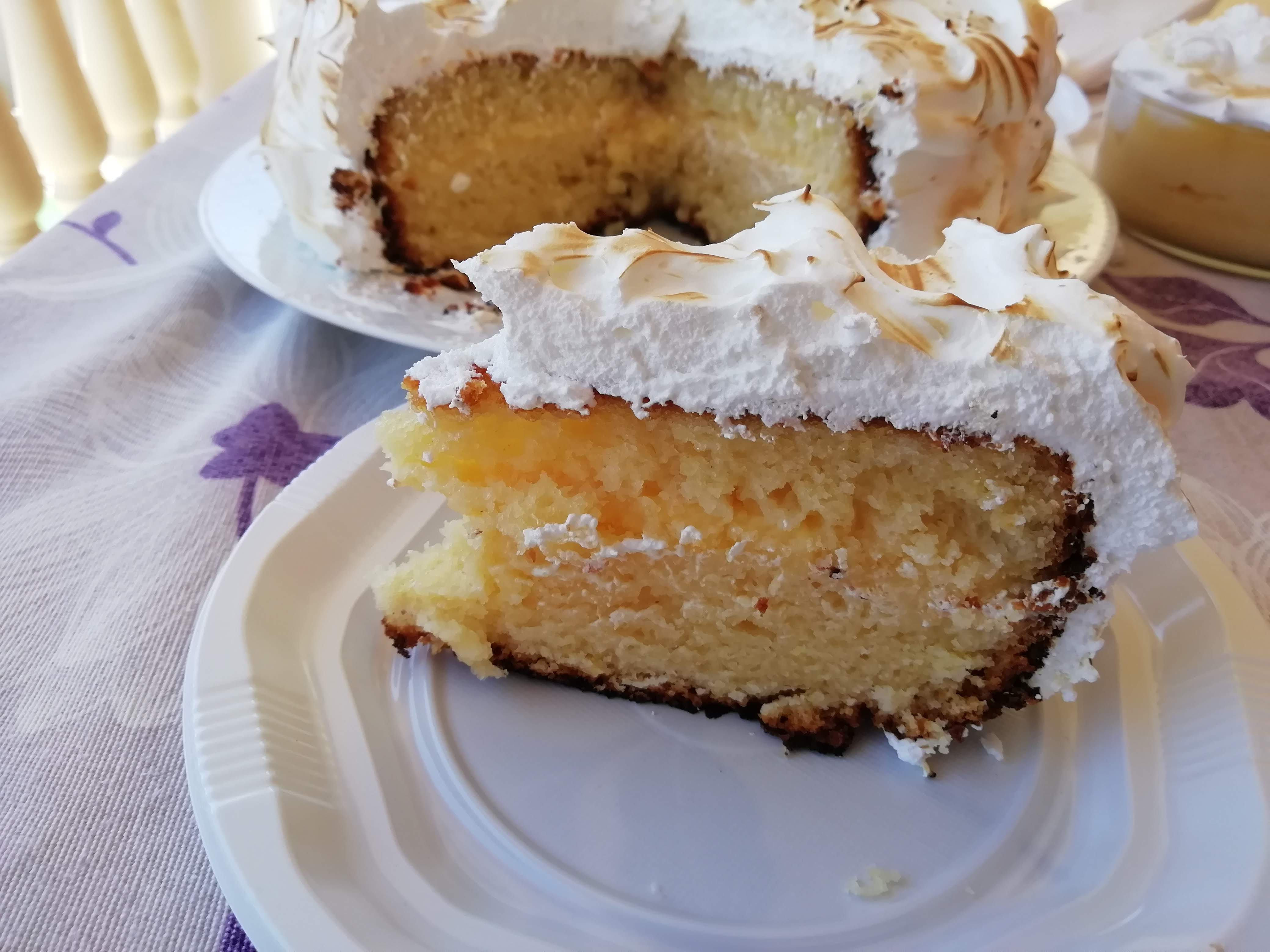 Tarta de limón con crema pastelera y merengue