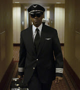 Flight: Movie Review. Cast: Denzel Washington, Kelly Reilly, John Goodman, . (stills )