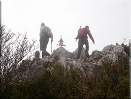 Una ligera niebla nos espera en la cima