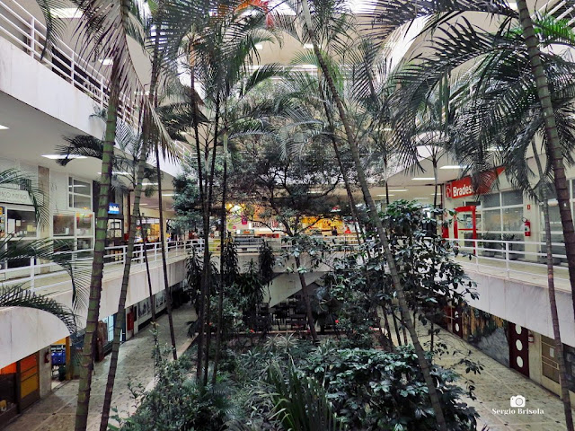 Vista ampla do interior da Galeria Metrópole - Centro - São Paulo