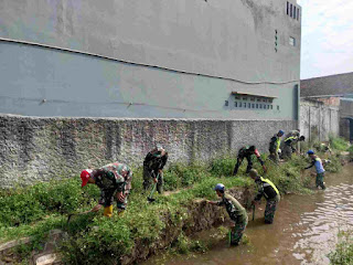 Sektor 4 CH Rutin Bersihkan Sampah dan Rumput Liar di Bantaran Sungai
