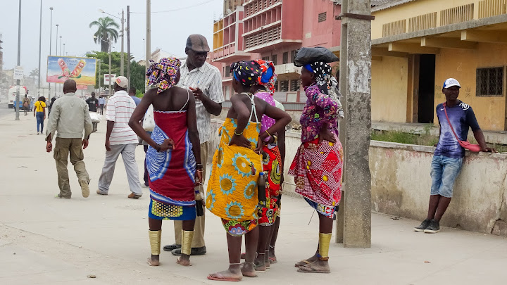 In Lobito are many traditional clothed people