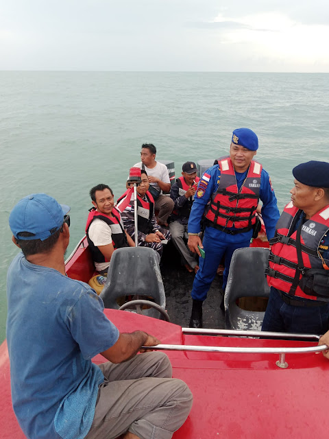 Satpolairud Polres Bintan bersama Tim Gabungan Jemput Dua Nelayan Bintan yang Terbawa Arus ke Perairan Malaysia