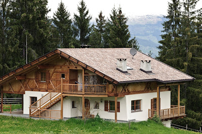 Cabaña de madera en los verdes bosques de Austria