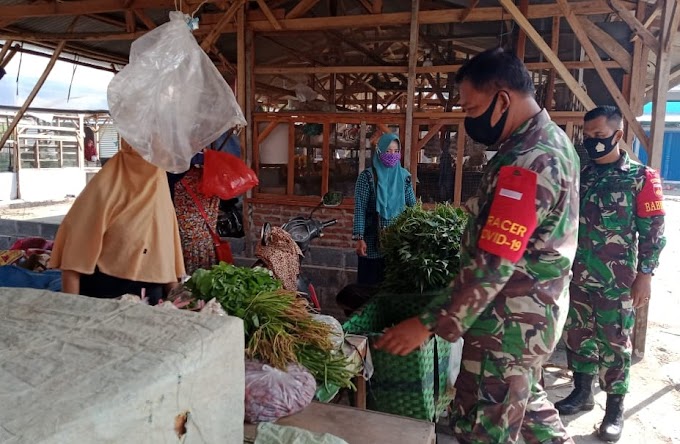 Anggota Koramil 12/Mranggen Berikan Sosialisasi Protkes di Pasar Ganefo