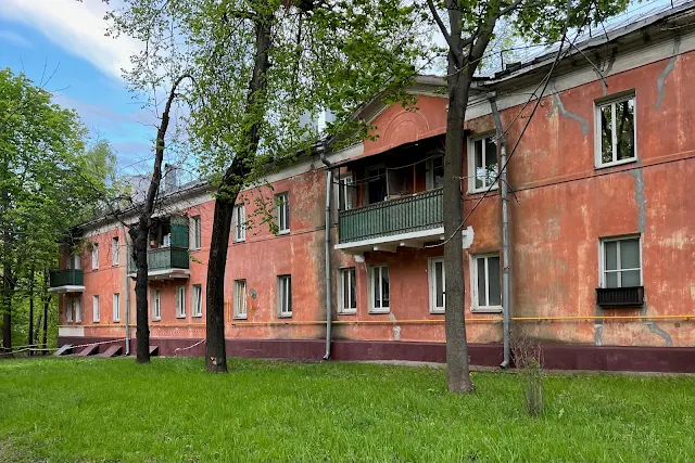 5-й Донской проезд, территория бывшего рабочего поселка Завода имени Орджоникидзе, жилой дом 1949 года постройки