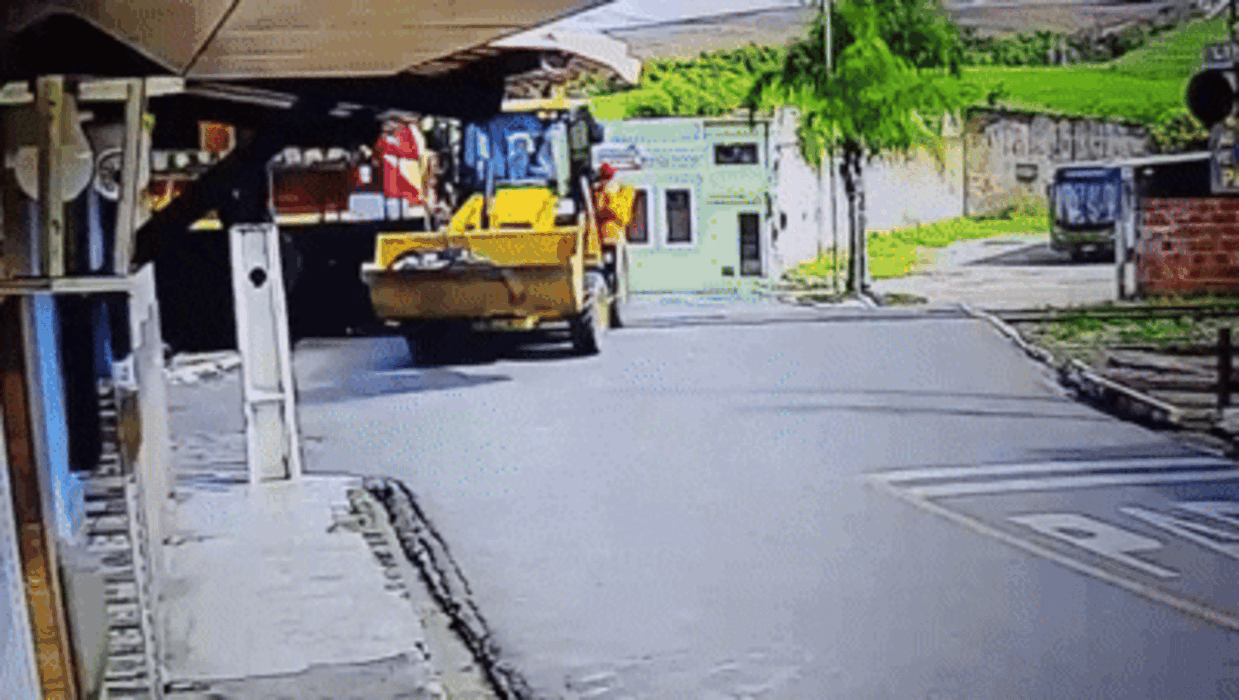 Trem colide com retroescavadeira em Rio Largo | Foto: Reprodução