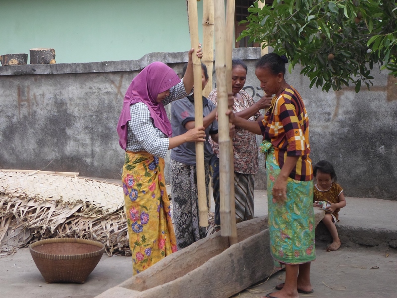 DESA KARANG BAJO - LOMBOK UTARA: Menumbuk Padi Hanya Ada 