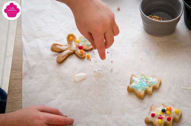 Maison en pain d'épices décorée avec glaçage et bonbons