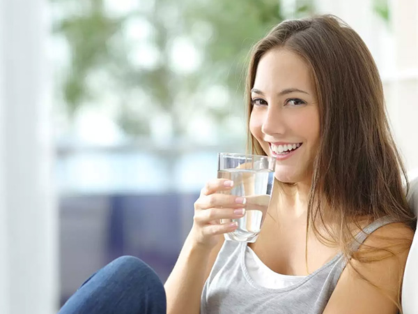 nên uống đủ nước khi ăn kiêng giảm mỡ bụng