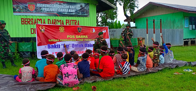  Kisah Yonif 755 Kostrad Cerdaskan Anak Negeri Kampung Dabra Melalui Kelas Lapangan