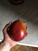 фотография манго в моей руке