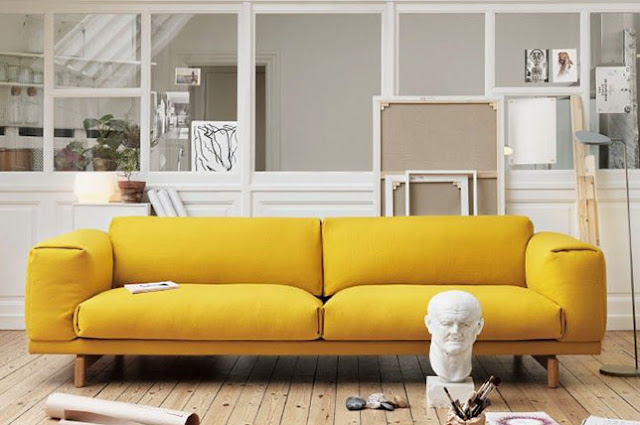 Thiết kế nội thất phòng khách hiện đại với ghế sofa màu vàng 