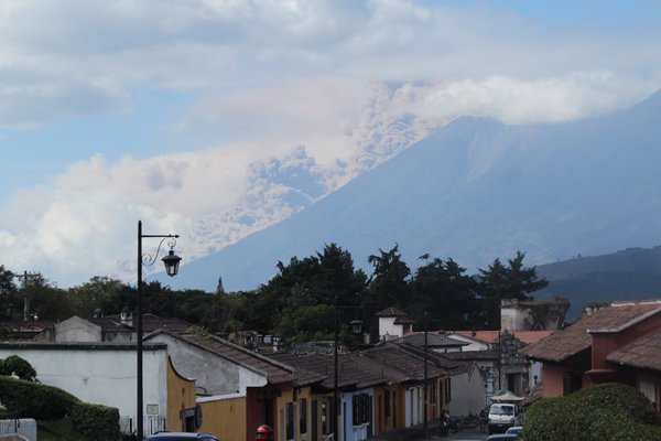Développement d'un écoulement pyroclastique sur le volcan Fuego vu d'Antigua, 30 décembre 2015