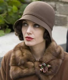 Angelina Jolie com chapéu cloche