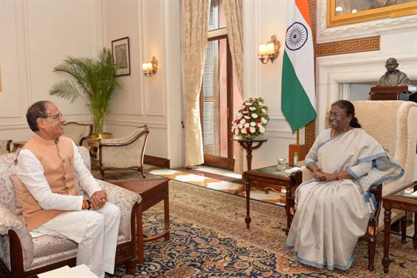राष्ट्रपति श्रीमती मुर्मू से मुख्यमंत्री श्री चौहान ने की शिष्टाचार भेंट मध्यप्रदेश आने का दिया निमंत्रण