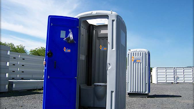 Nous proposons des toilettes chimiques mobiles, autonomes et raccordables pour assurer le confort de vos invités ou de vos équipes sur le chantier.