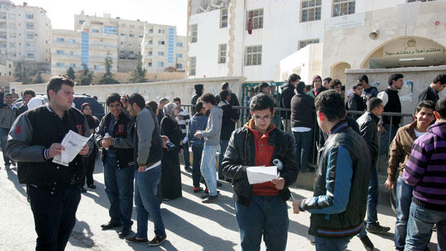 فيديو: طلبة الثانوية العامة (العلمي) يشتكون من صعوبة امتحان الأحياء 