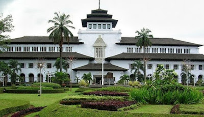 Makna Tusuk Sate Yang Terdapat Di Gedung Sate Bandung