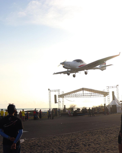 foto pesawat landing jogja air show