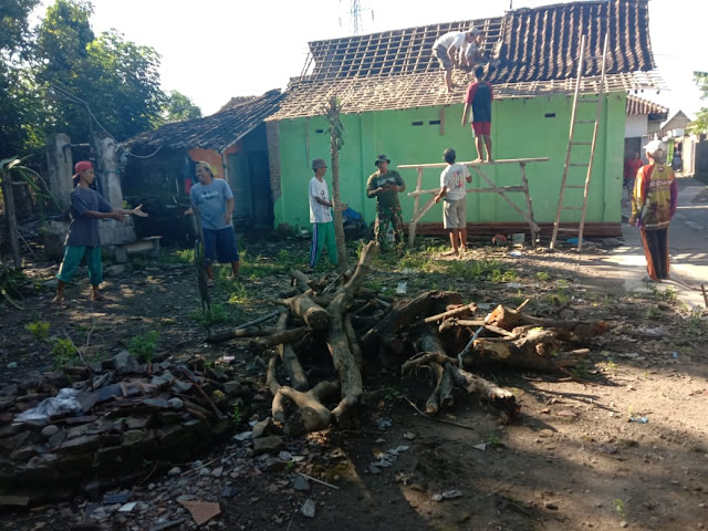 Babinsa Bantu perehapan Rumah Tidak Layak Huni (RTLH) di Desa binaanya