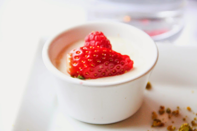 Café gourmand la panna cotta à la fraise