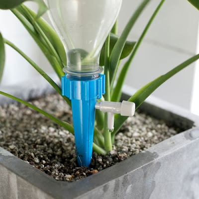 Sistema de Gotejamento Inteligente:  Instale um sistema de gotejamento com temporizador para garantir a quantidade certa de água a intervalos regulares. Essa abordagem economiza água e mantém seu jardim sempre hidratado.
